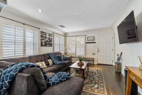 Bungalow Downtown Easy Airport Access Family Friendly