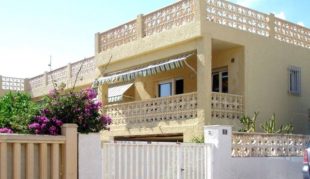 Bungalow for 4-5 people 50 m from the sandy beach