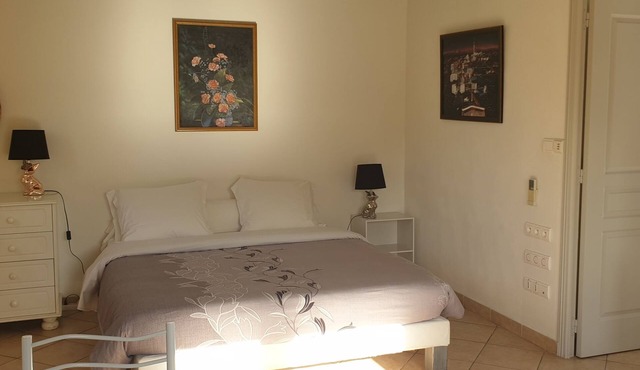 Bungalow-Budget-Ensuite with Shower-Garden view