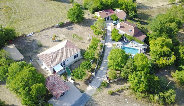 Bungalow fully equipped 2 bedrooms air conditioning swimming pool petanque quiet