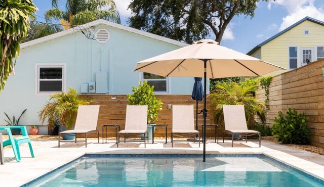 Bungalow Heated Pool Home 10 minutes to Beaches