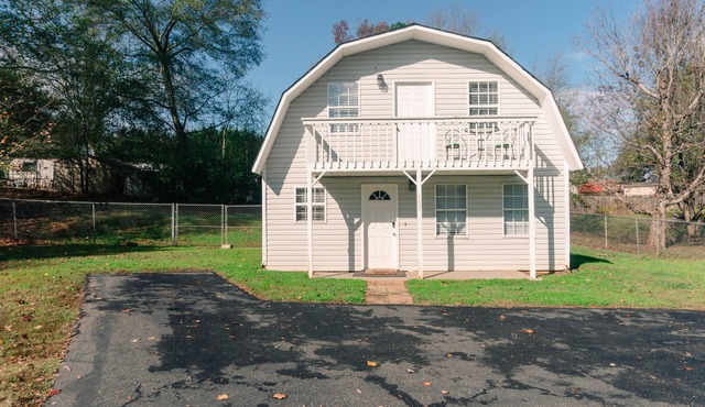 Bungalow Home with EV charger - No Cleaning Fee