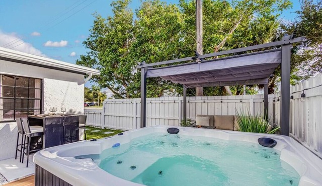 Bungalow! Hot TUB! Games! 10 min to Beach!