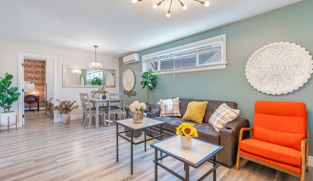 Bungalow in Quiet, Safe Neighborhood King-Bed Near Downtown LA and OT Pasadena !