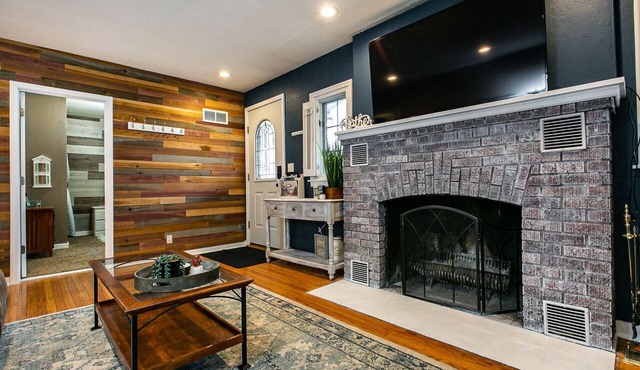 Bungalow in the Burg - 1 block from downtown