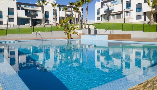Bungalow in Torrevieja Punta Prima. WIFI and pool. Close to beach and golf