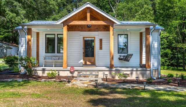 Bungalow Near Jordan Lake, NC