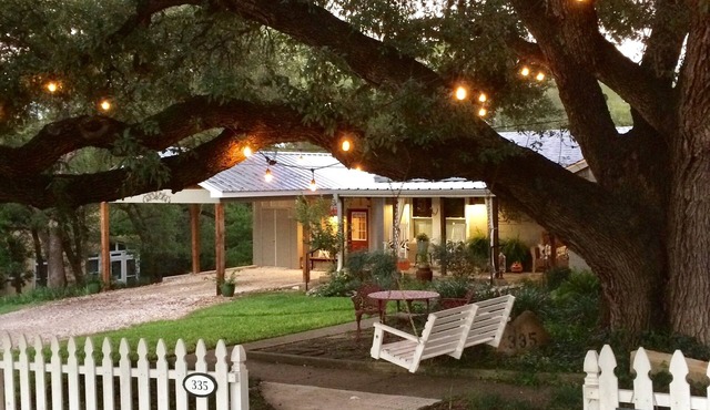Bungalow Oaks - Steps from Historical Main Street