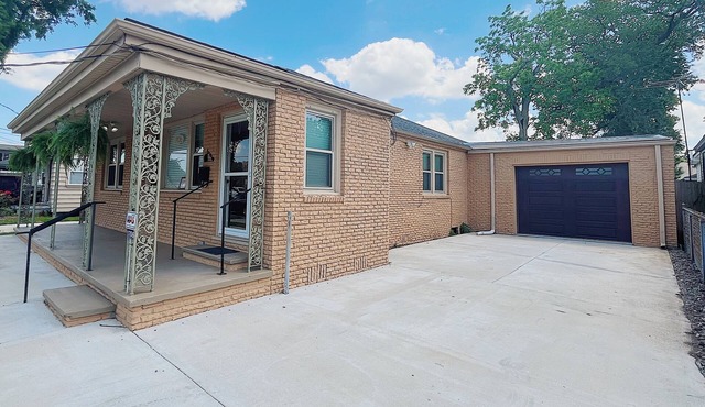 Bungalow On The Blvd - Perfect for long stays, TVs in every room, ample parking!