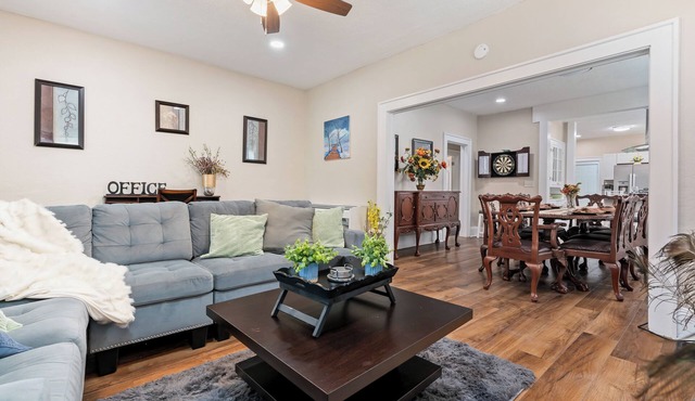 Bungalow Retreat-Fire pit/Patio/Games/Relaxing Front Porch/Parking Spaces