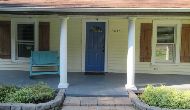 Bungalow Retreat - Pet Friendly - Historic Home in Huntersville
