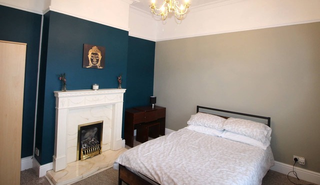 Bungalow - Sleeps 8 - Pets-Enclosed Garden-Parking