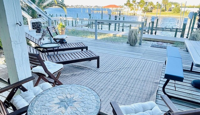 Bungalow studio on the water w/Kayak, dock, private deck, tennis & pickle ball!