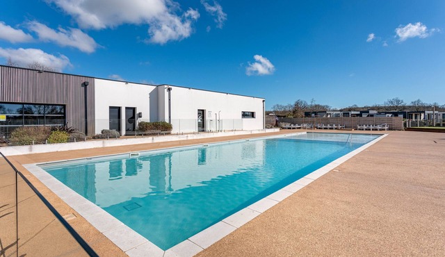 Bungalow 'Trois Chambres En Campagne' with Shared Pool, Wi-Fi and Air Conditioning