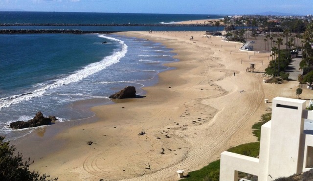 Bungalow Unit 1 Block from two beaches with enclosed patio.