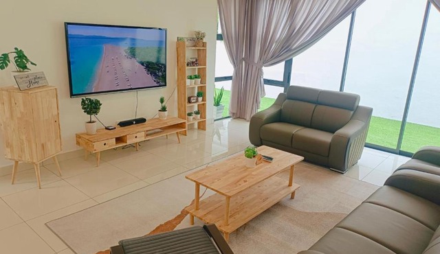 Bungalow, Up to 21 Pax, 4000sqft, 3 Bedrooms, 4 Bathrooms, 4 Car Parks by Star Home