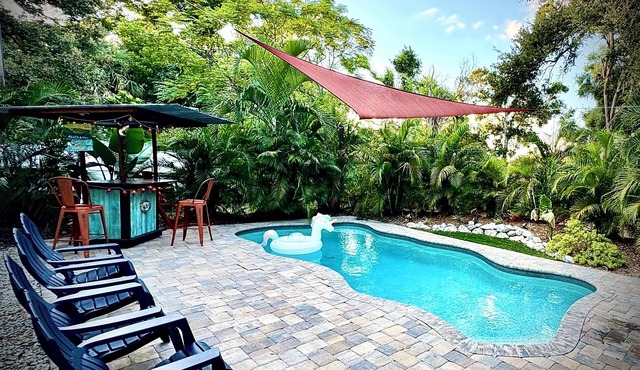 Bungalow w/Heated Pool by Downtown & Beaches