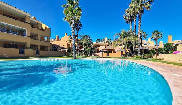 Bungalow w/private roof terrace and patio, free wifi, communal pool