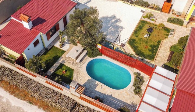 Bungalow with outdoor pool