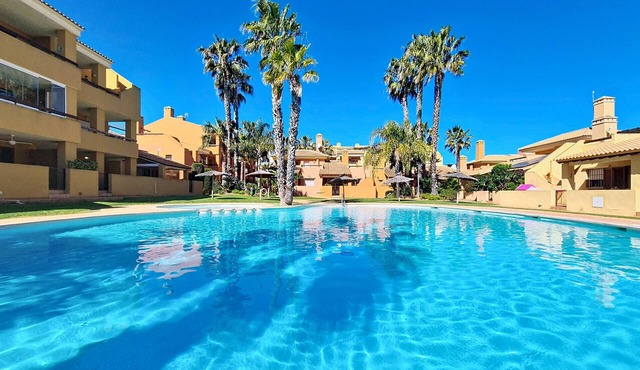 Bungalow with patio and private roof terrace, pool views
