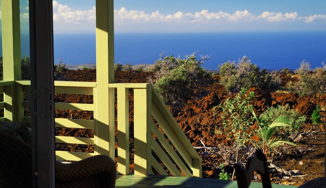 Bungalow with spectacular ocean view from lanai and private hot tub