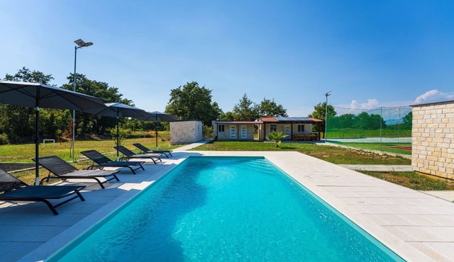 Bungalow with tennis court and swimming pool