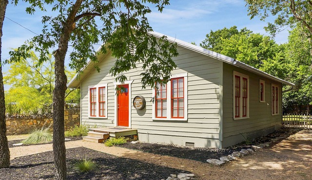 Bungalows on the Square I Wimberley, hot tub