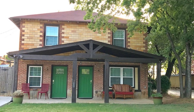 Bunk House on Elm in Historic Old Town Area of Arlington, Walk to AT&T Stadium