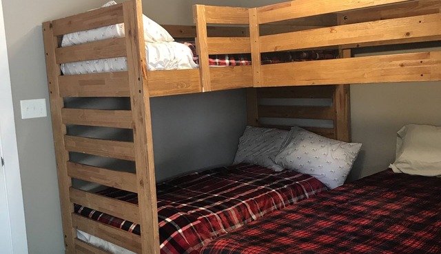 Bunk room near Pirates Cove Marina on Kentucky Lake