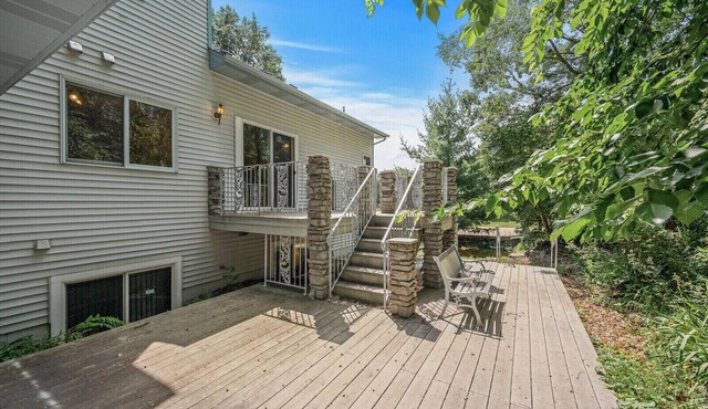 Bunker Hills House: 2 Kitchens, 6 BR, 5 BA, Laundry, Garage!
