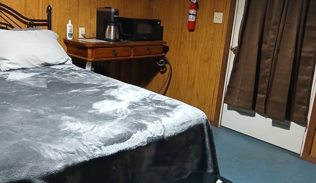 Bunkhouse #3 - Delightful campground with AC/Heat in charming Graysville, TN