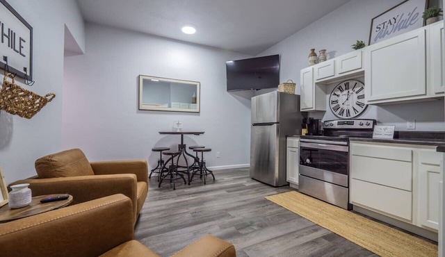 Bunkhouse on the Square-Pet Friendly!