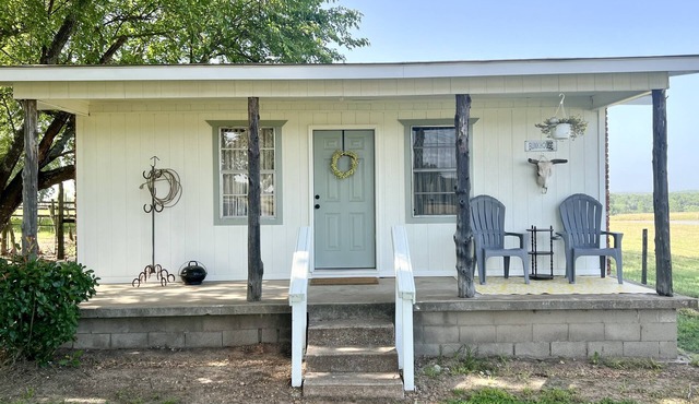 Bunkhouse on working cattle ranch minutes from town