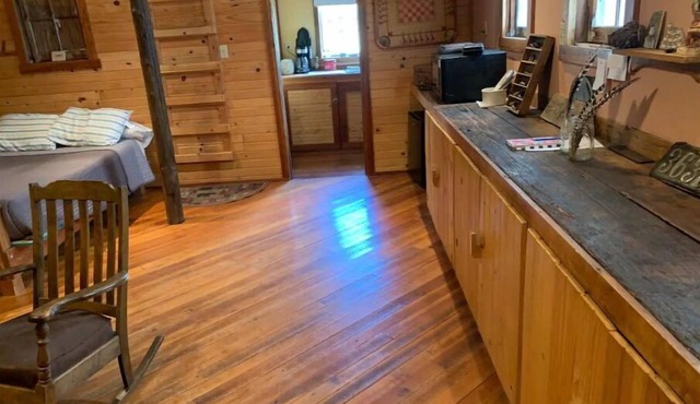 Bunkhouse on Working Ranch/Bird Sanctuary. Cozy, cabin w. bathroom and kitchen