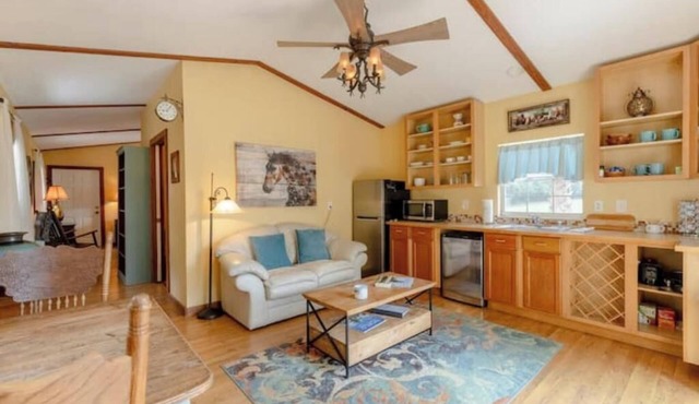 Bunkhouse Overlooking 10 Acre Horse Farm