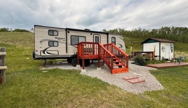 BUNKHOUSE RV - MOUNTAIN VIEWS ON A BUDGET & MINUTES TO GLACIER EAST ENTRANCE