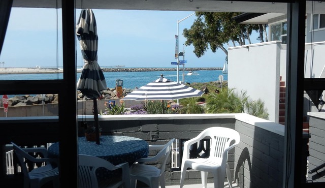 Bunni's Beach Condo ~ WOW ! Free assigned parking! Calendar up to date.