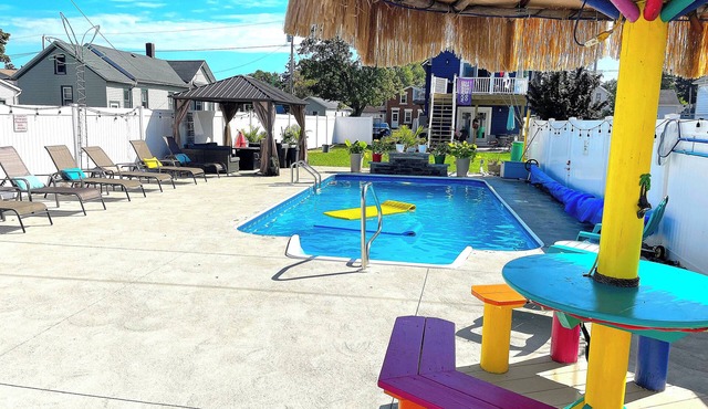 BUOY HOUSE SANDUSKY: Heated, in-ground pool, your own oasis!