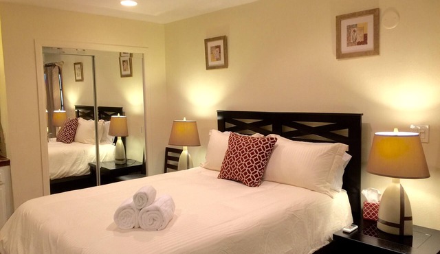 Burbank Hills Studio New with Views of City Lights!