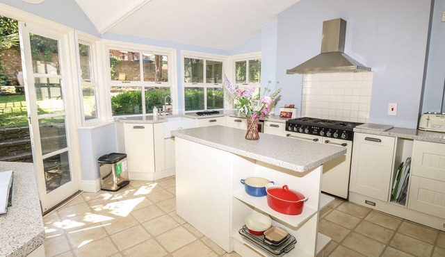 BURFORD HOUSE, family friendly, character holiday cottage in Ryde