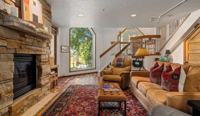 Burgess Creek Bungalow, Heated outdoor pool, hot tub & Private Creekside Patio!