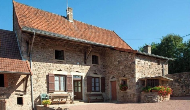 Burgundy farmhouse converted into a gîte in a quiet hamlet