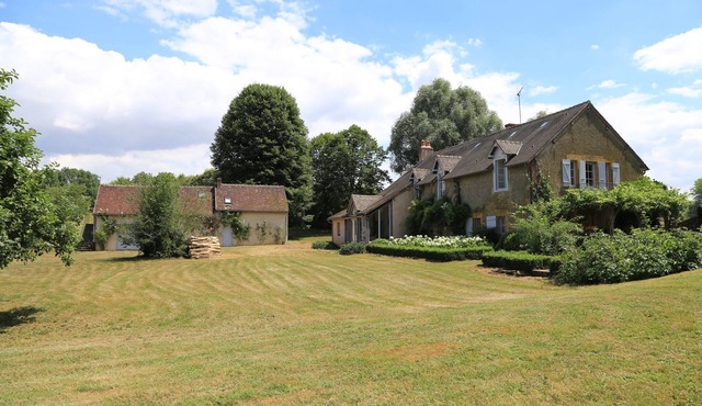 Burgundy: mill in the middle of meadows/12 beds