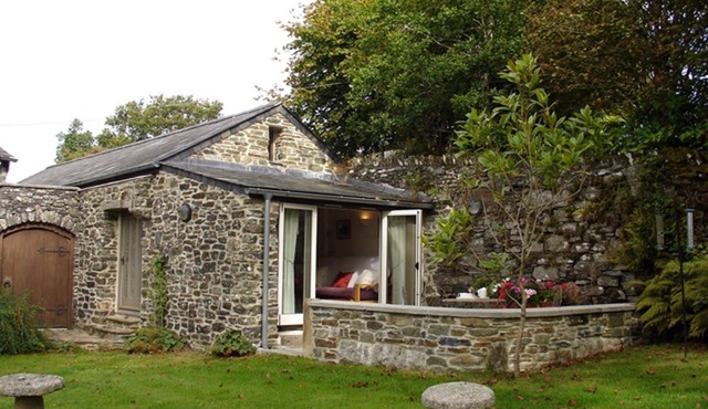 BURHAM BARN, romantic, luxury holiday cottage in Dousland