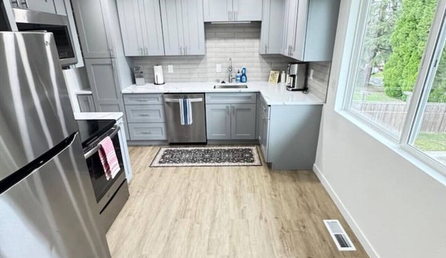 Burien Luxury 3BR Apartment | 4BD, Sleeps 8 | Pet+