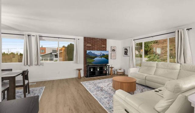 Burien MidCentury Lux | 6 Beds | 2 Mins to Airport