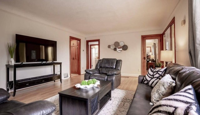 Burien's 3-BR Middle Unit Retreat with Deck BBQ