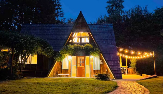 Burke Bay A-Frame Retreat w/Cedar Hot Tub - 15 Minutes to Seattle Ferry