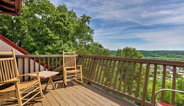 Burkesville Apt with Deck, Views and Pool Access!