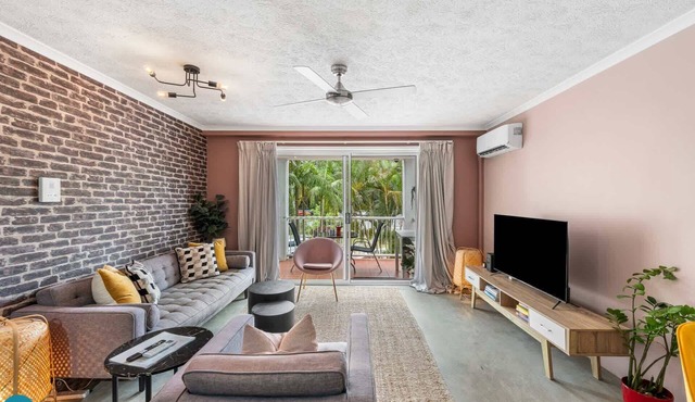 Burleigh Beachside: Pool Parking & Beach Access